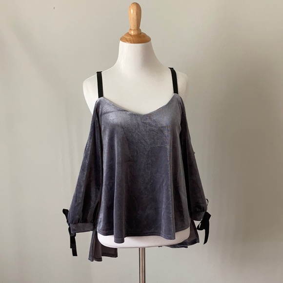 NWT Romeo + Juliet Cold Shoulder Velvet Top Sm - Picture 5 of 10